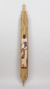 Kakemono de bambú con tanzaku de geisha con pañuelo