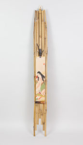 Kakemono de bambú con tanzaku de geisha escribana