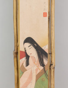 Kakemono de bambú con tanzaku de geisha escribana